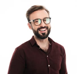 Чоловік в окулярах та коричневій сорочці
